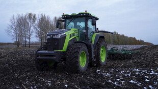 田野中的绿色大型拖拉机