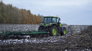 农田中作业的绿色拖拉机