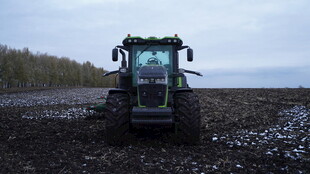 田野中的绿色拖拉机