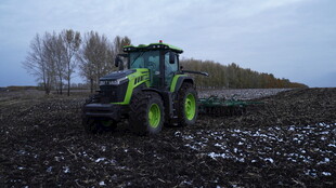 田野中的绿色拖拉机作业