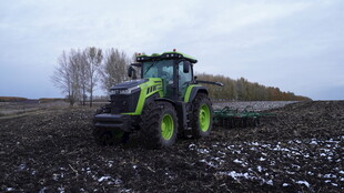 田野中的绿色拖拉机作业