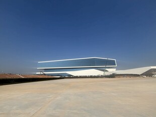 未来感流线型建筑外观