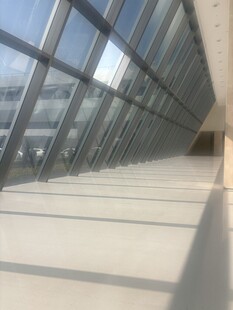 现代玻璃建筑内部空间