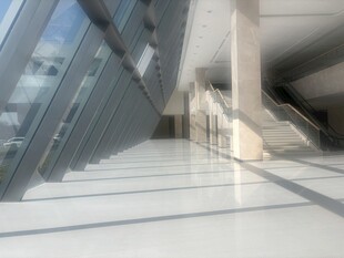 现代建筑室内明亮走廊