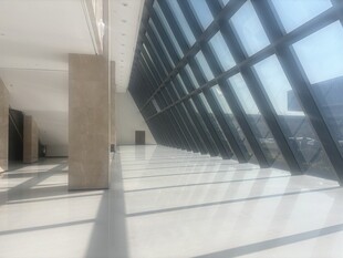 现代宽敞的玻璃建筑走廊