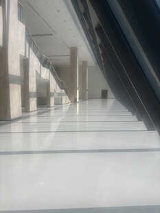 空旷室内走廊场景