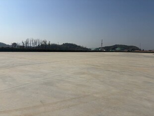 空旷平坦场地远景