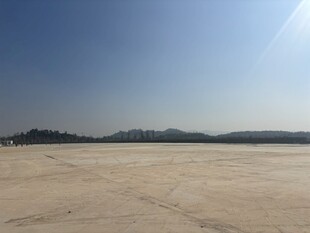 空旷沙地与远处山峦