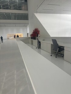 现代宽敞的室内走廊空间