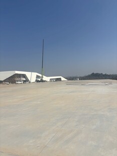 空旷沙地旁的白色建筑