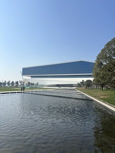 现代建筑旁的宁静水景