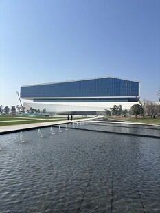 现代建筑旁的平静水面