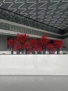 现代建筑旁的红树景观