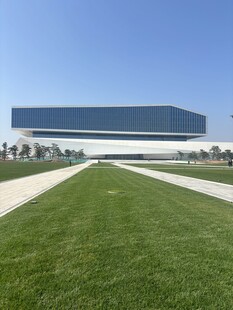 现代建筑前的大片绿地