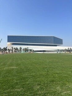 户外草坪边的现代建筑