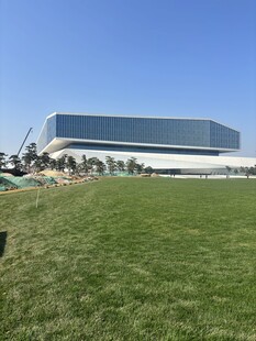 现代建筑前的开阔绿草地