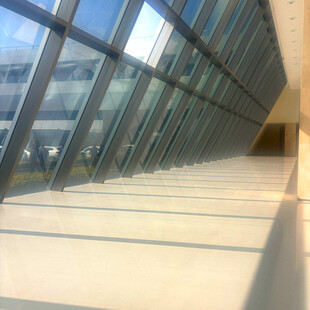 现代玻璃建筑内部走廊