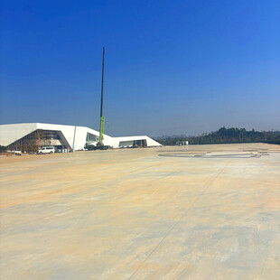 空旷场地与远处建筑设施