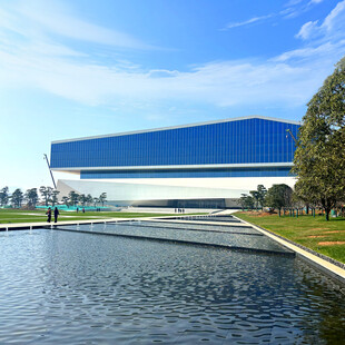 现代蓝白建筑旁的宁静水景