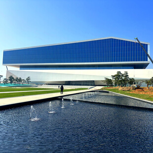 现代建筑旁的水景景观