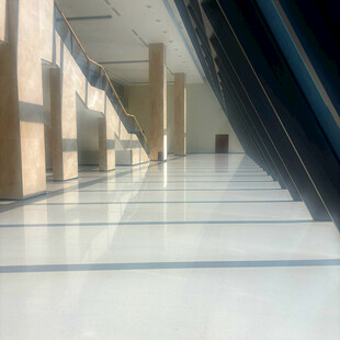 现代建筑内的光洁走廊空间