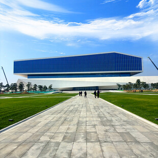 现代建筑前的开阔步道