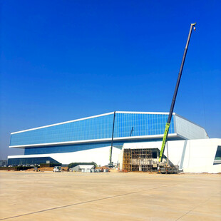 现代化厂房建设施工场景