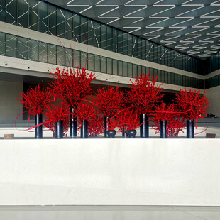 城市中艳丽的红色树木景观