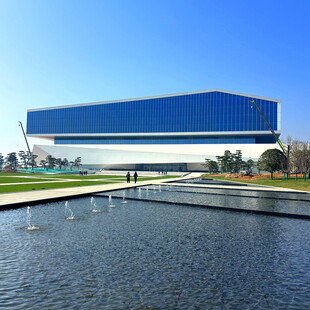 现代蓝调建筑与水景景观