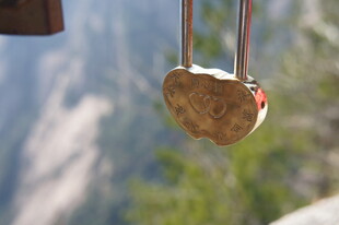 悬挂的心形物件