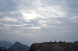 山巅观景人 云海伴远山