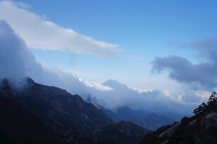 云雾缭绕的壮美山峦