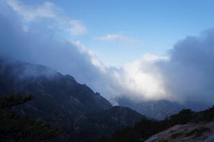 云雾缭绕的壮美山峦