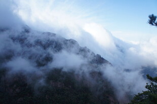 云雾缭绕的壮美山峦