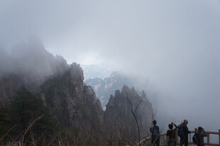 云雾缭绕中的壮美山峰