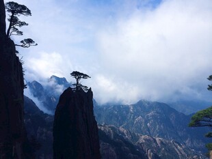 黄山奇峰云雾缭绕美景