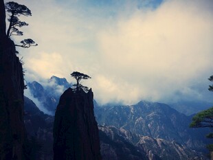 黄山奇峰云雾缭绕美景