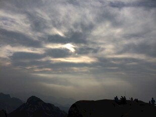 山间云海中的朦胧日光