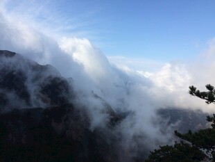 云雾缭绕的壮美山峦