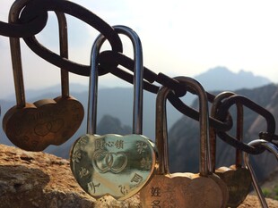 同心锁挂于铁链寄美好愿