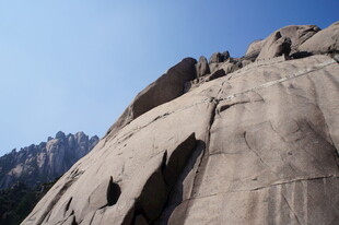 巍峨山石 尽显自然雄浑