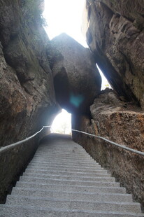 山间石阶通向光明洞口