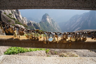 黄山栈道上的游客队伍