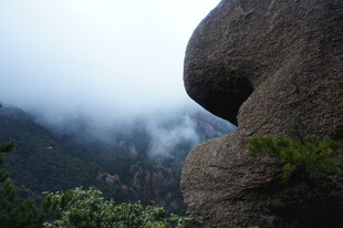 山间巨石与缥缈云雾