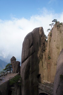 奇峰耸立的壮丽自然景观