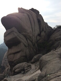 奇特造型的巍峨岩石