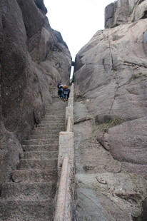 攀登陡峭山间石阶