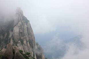 云雾缭绕的巍峨山峰