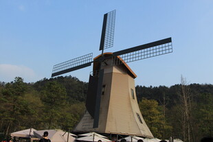 户外古朴风车景观