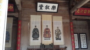 古堂内的人物画像展示